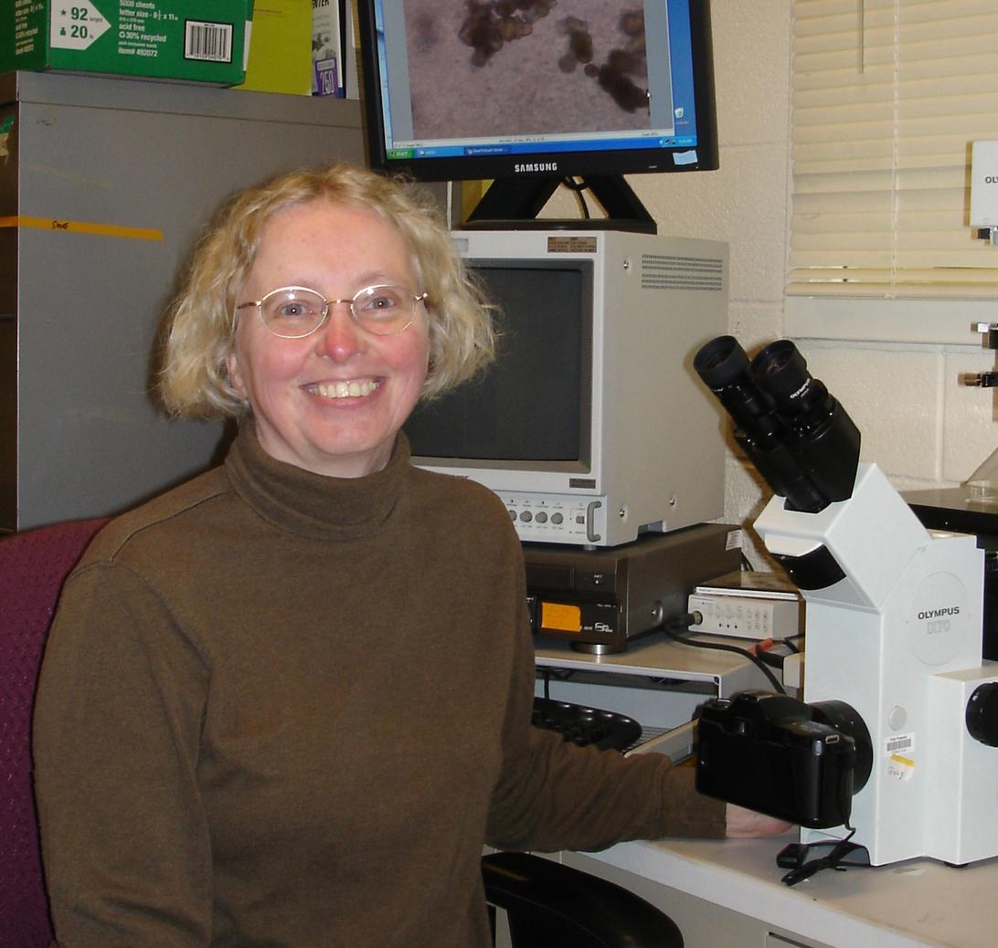 Renate Reim w microscope